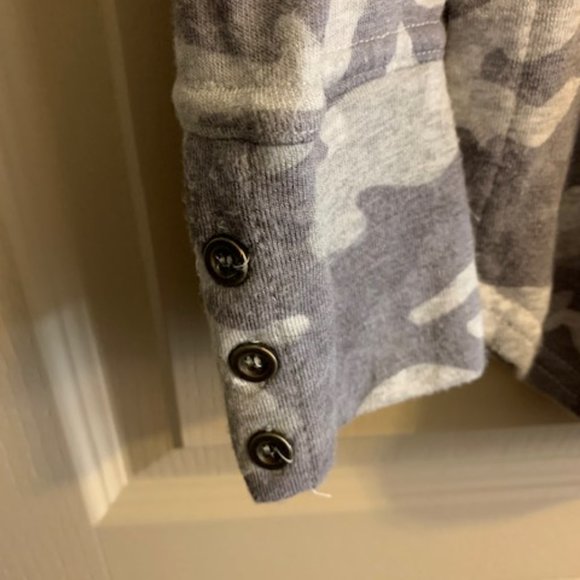Jane & Delancey Size S Cowl/Turtleneck Camo Grey Top Curved Hem Long Sleeves - Picture 3 of 8